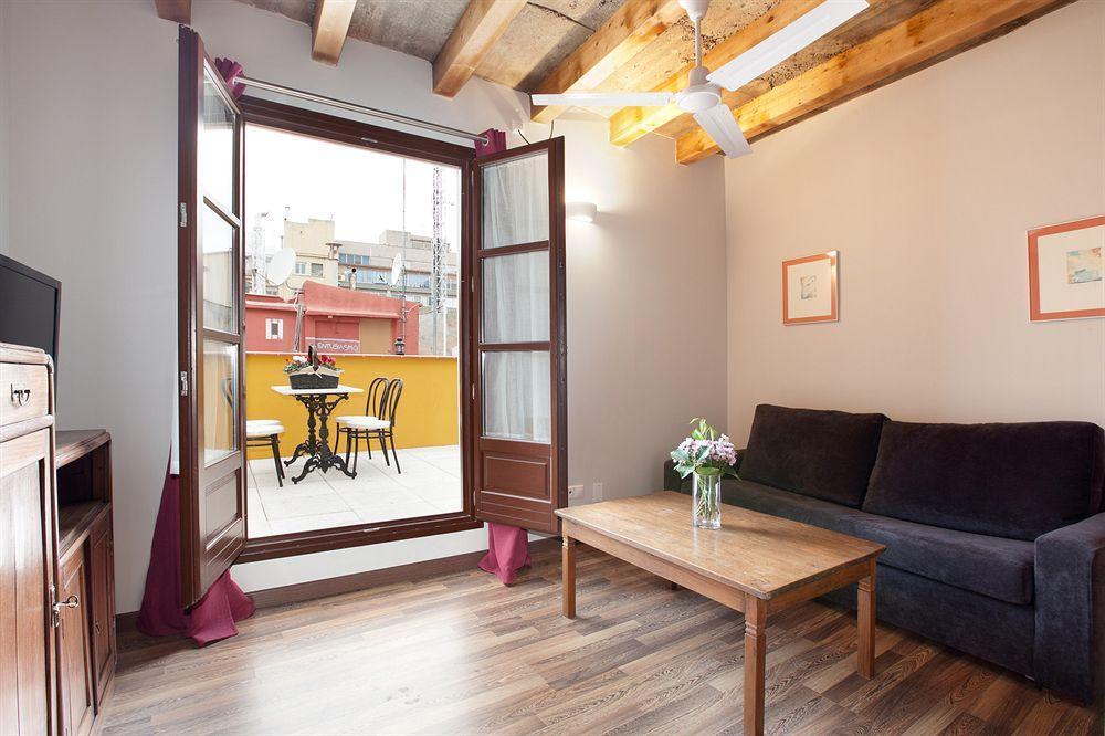 Nextdoor Gothic Window Appartement